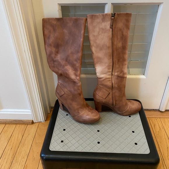 Cute Wedge Tan Leather Boots - Picture 12 of 12